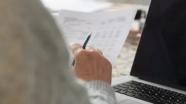 Seniorzy w Skale poznali sposoby ochrony pieniędzy i danych