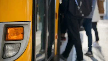 Częstsze tramwaje, zawieszone linie i zmiany przy cmentarzach w Krakowie