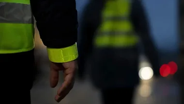Jesienny zmrok na drogach. Policjanci z Krakowa przypominają o odblaskach