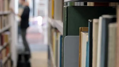 Biblioteka zmienia godziny przed Wszystkimi Świętymi. Warto zaplanować wizytę