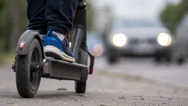 Nie tylko przejście dla pieszych. Krakowscy policjanci uczyli dzieci o hulajnogach
