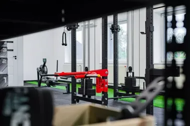 Obraz do artykułu: Czy da się trenować skutecznie bez tłumów i kolejek do sprzętu?