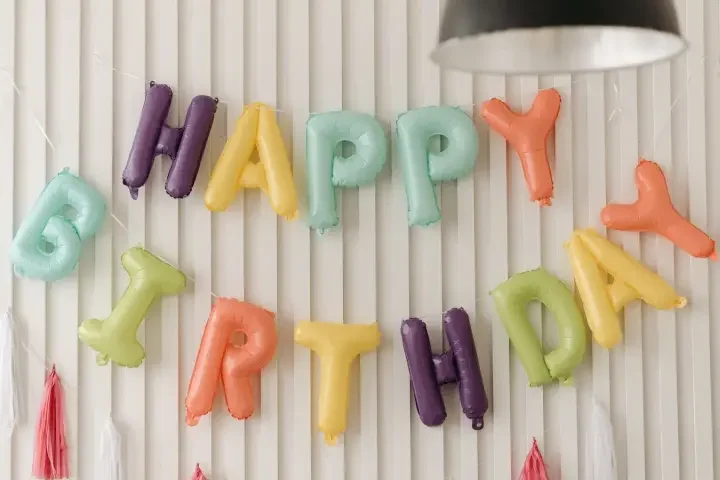 Obrazek przedstawia balony urodzinowe ułożone w napisy HAPPY BIRTHDAY