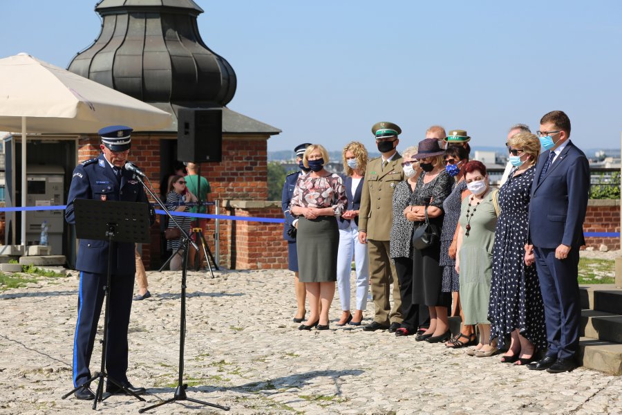 Komendant Wojewódzki Policji w Krakowie przemawia na uroczystości na Wawelu