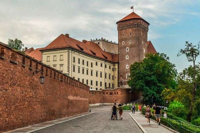 Rozpoczęła się budowa chodnika na ul. Tynieckiej w Krakowie, 57 drzew do wycinki