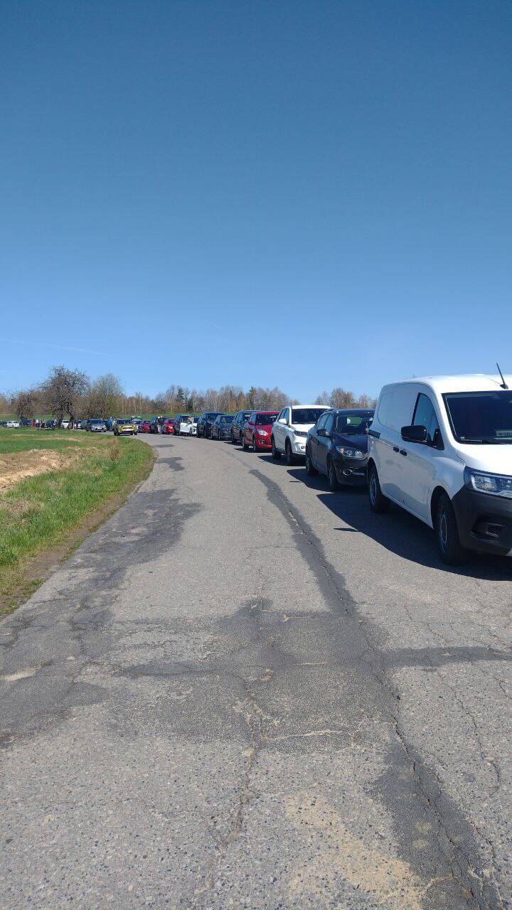 Straż Pożarna już 2 km przed wjazdem do miasta zatrzymywała przyjezdnych na prowizorycznym parkingu