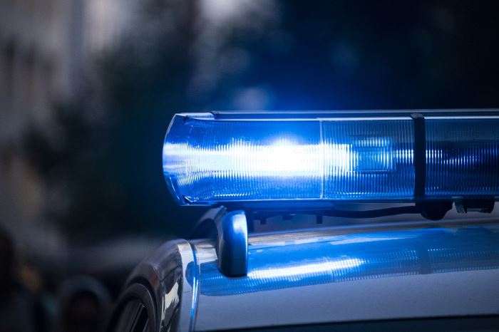 Policjanci z Krakowa uczą dzieci bezpieczeństwa na drodze podczas ferii