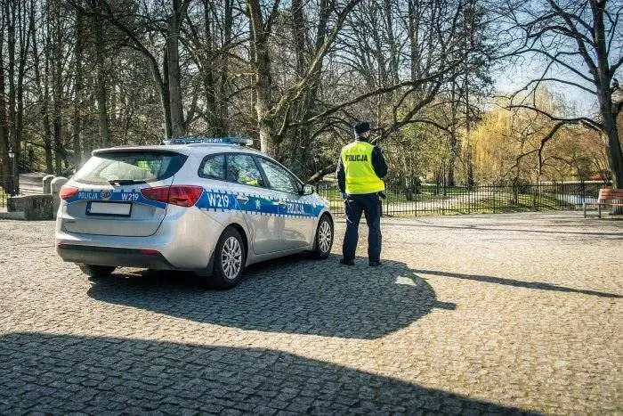 Policjanci z ruchu drogowego na pikniku rodzinnym w przedszkolu nr 130