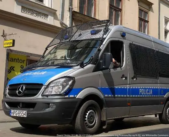 Krakowscy policjanci promują zawód wśród uczniów XVIII LO w Krakowie