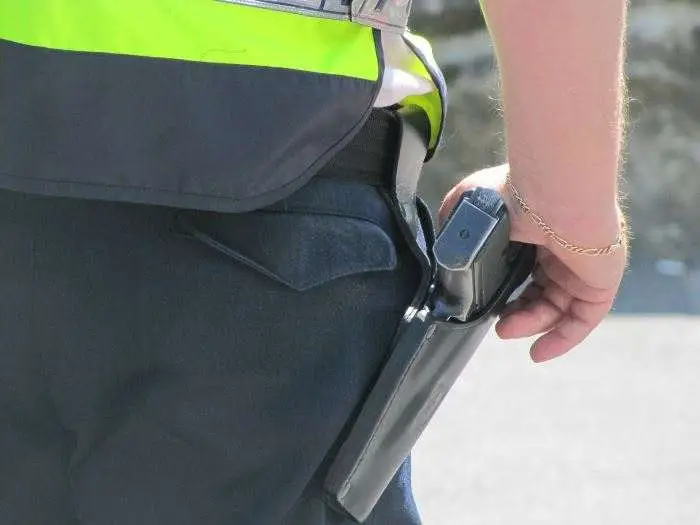 Policjanci na Bulwarze Kurlandzkim promują bezpieczne wakacje