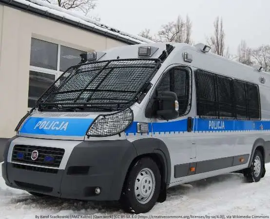 Policjanci promują zawód wśród maturzystów Zespołu Szkół Chemicznych w Krakowie