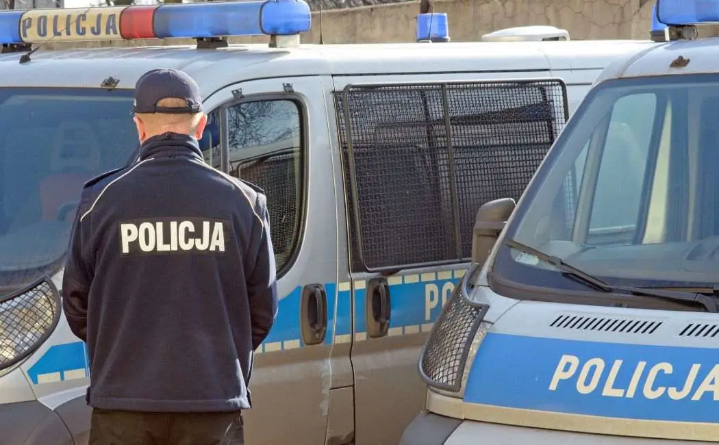Policjanci z Krakowa na jubileuszowym pikniku szkoły z quizem i nagrodami