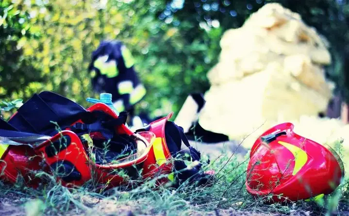 Strażacy odwiedzili krakowskie nekropolie. Zapłonęły znicze pamięci