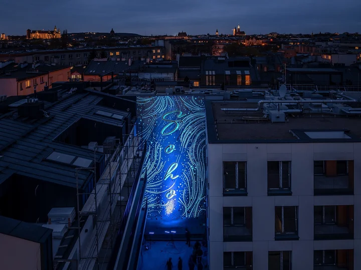 fluorescencyjny-mural-soho-autor-anna-sermak.webp