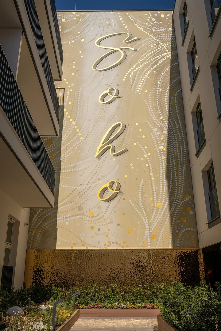 fluorescencyjny-mural-w-inwestycji-soho-nagrodzony-w-ogolnopolskim-konkursie-modernizacja-roku-budowa-xxi-wieku.webp