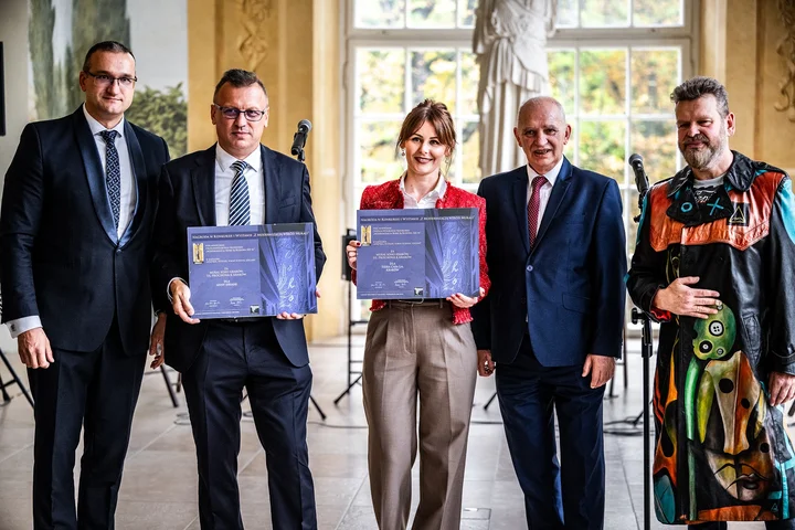 nagroda za najlepszy mural w polsce w kategorii wnetrza witraze formy scienne szklane dla anny sermak