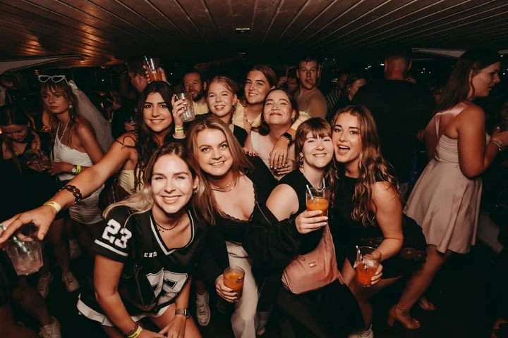 Grafika promocyjna wydarzenia Kraków Boat Party — sezonowe otwarcie rejsów imprezowych