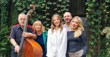 Grafika promocyjna wydarzenia Poważne Niepoważne w Krakowie – koncert Ewy Ryks pełen muzyki, ruchu i humoru