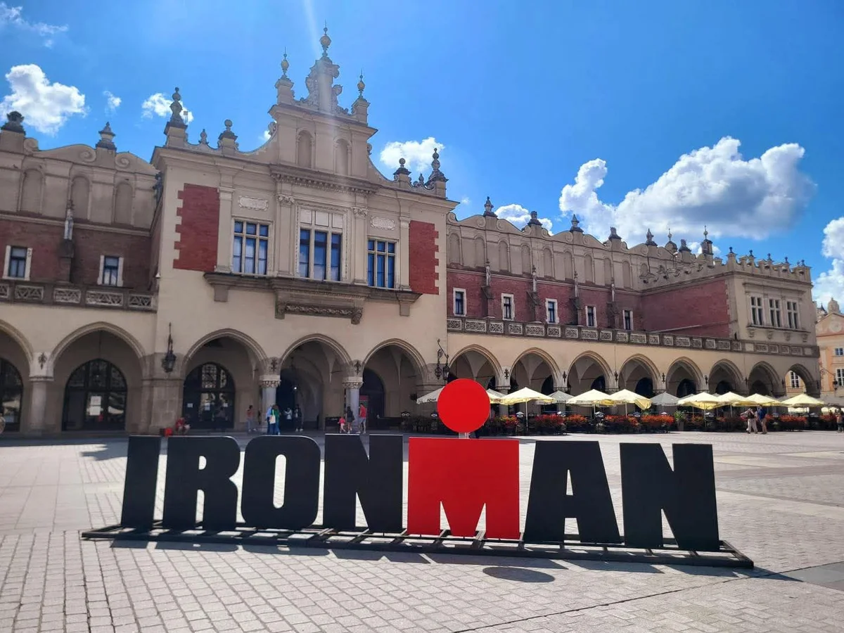 Grafika promocyjna wydarzenia Triathlon Ironman 70.3 w Krakowie – wyzwanie dla amatorów i profesjonalistów