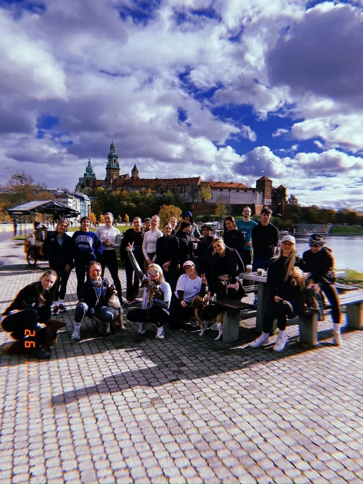 Grafika promocyjna wydarzenia Zoomies Run Kraków — niedzielny bieg z psami na Bulwarze Wołyńskim