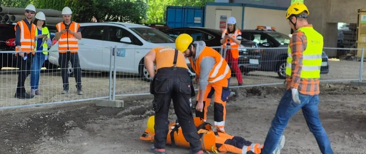 Upał i ciasna estakada. Ratownicy ćwiczyli trudny scenariusz na Mistrzejowicach