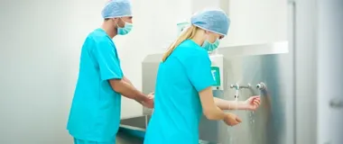 Ręce pod lupą GIS. Jeden prosty standard ma zatrzymać zakażenia