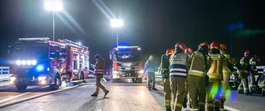 Autobus z rannymi i akcja na estakadzie. PSP ćwiczyła na budowanej S7
