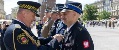 Kierownictwo krakowskiej PSP z medalami za współpracę ze Strażą Miejską
