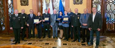 W Krakowie nagrodzono strażaka za wejście do płonącego mieszkania bez linii gaśniczej
