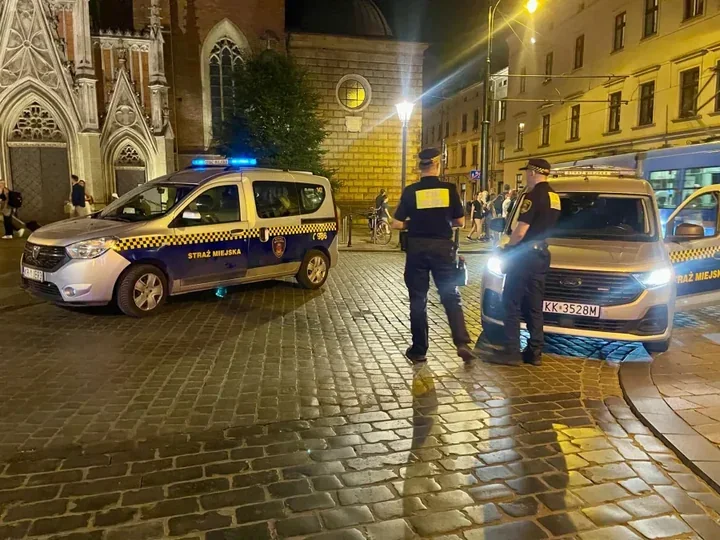 Nocne kontrole w centrum Krakowa. 145 wykroczeń w jedną noc