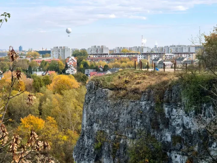 Alpiniści odsłaniają panoramę Krakowa i sprawdzają skały na Zakrzówku