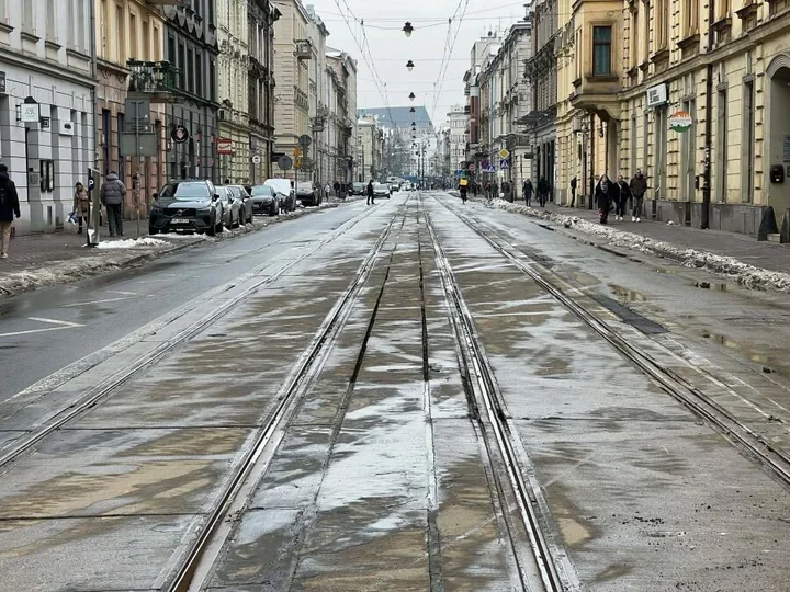 Autobusy i tramwaje znów kursują przez Starowiślną – zmiany tras i likwidacja linii 703