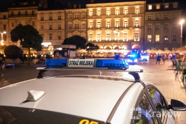 Radiowóz straży miejskiej uderzył w zaparkowane auto – komendant zapowiada kontrole trzeźwości