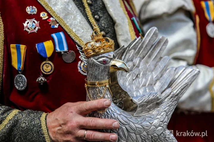 Srebrny kur zmienia właściciela. Kraków szykuje się na intronizację AD 2026