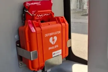 MPK montuje defibrylatory – 17 tramwajów Krakowiak dostanie AED