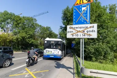 Dwa pasy na ul. Kamieńskiego w stronę Ronda Matecznego