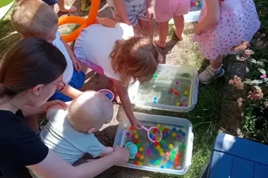 Wspólny stół połączy pokolenia. Wakacje ze sztuką w Starym Bieżanowie