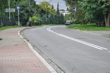 Planowany chodnik przy Małej Górze połączy dwa odcinki. Zmieni się też przystanek