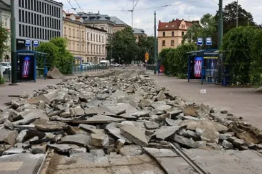 Remont torowiska na Grzegórzeckiej rozszerzony. Termin zakończenia bez zmian