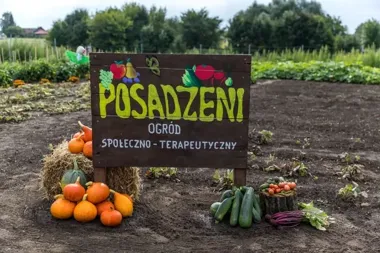 Poza murami aresztu powstał ogród. Plony wesprą potrzebujących