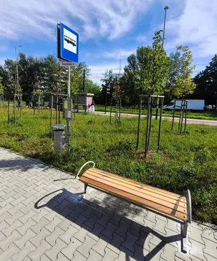 Koniec zimnych i gorących siedzisk. Na krakowskich przystankach pojawi się 100 ławek