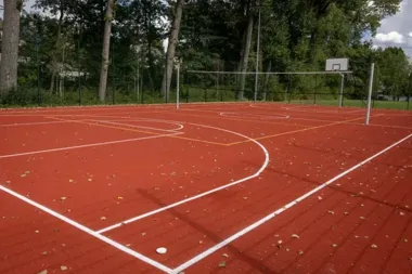 Nowa nawierzchnia na boisku w Olszanicy. Inwestycja kosztowała 317 tys. zł