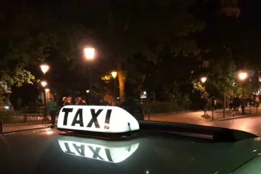 Taksówki w Krakowie z naklejkami Respect Kraków. Chodzi o zasady w centrum