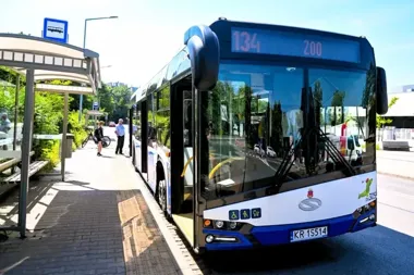 Weekendowe linie rekreacyjne z Krakowa. Więcej autobusów do zoo i Ojcowa