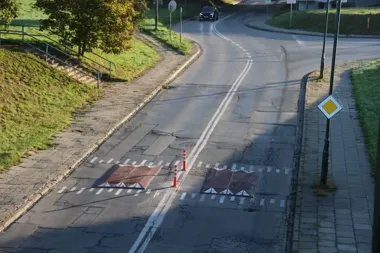 Na Solnej pojawiły się słupki. Mają zatrzymać omijanie progów
