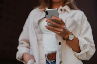 Jeden telefon zamiast dwóch dokumentów. Studenci kupią bilet KMK w aplikacji