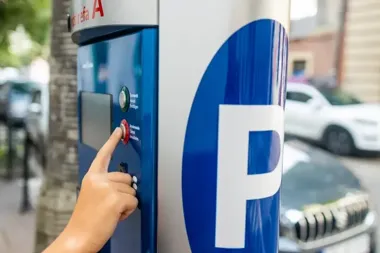 Obce kody QR na krakowskich parkomatach. ZDMK ostrzega przed ryzykiem