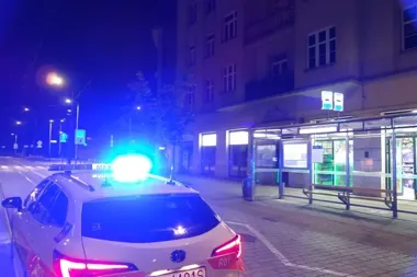 Nocne kontrole w Krakowie. 62 osoby bez biletu, policja sprawdziła też buspasy