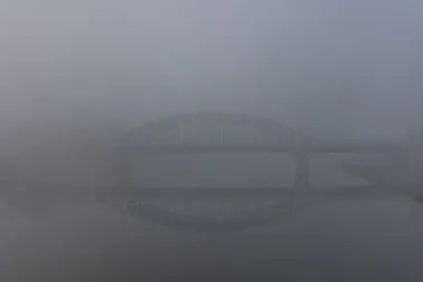 Gęsta mgła ograniczy widoczność w Krakowie. IMGW ostrzega kierowców