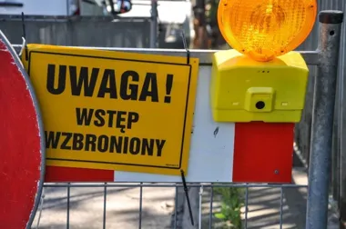 Piesi przechodzą na drugą stronę. Remont chodnika przy Kocmyrzowskiej